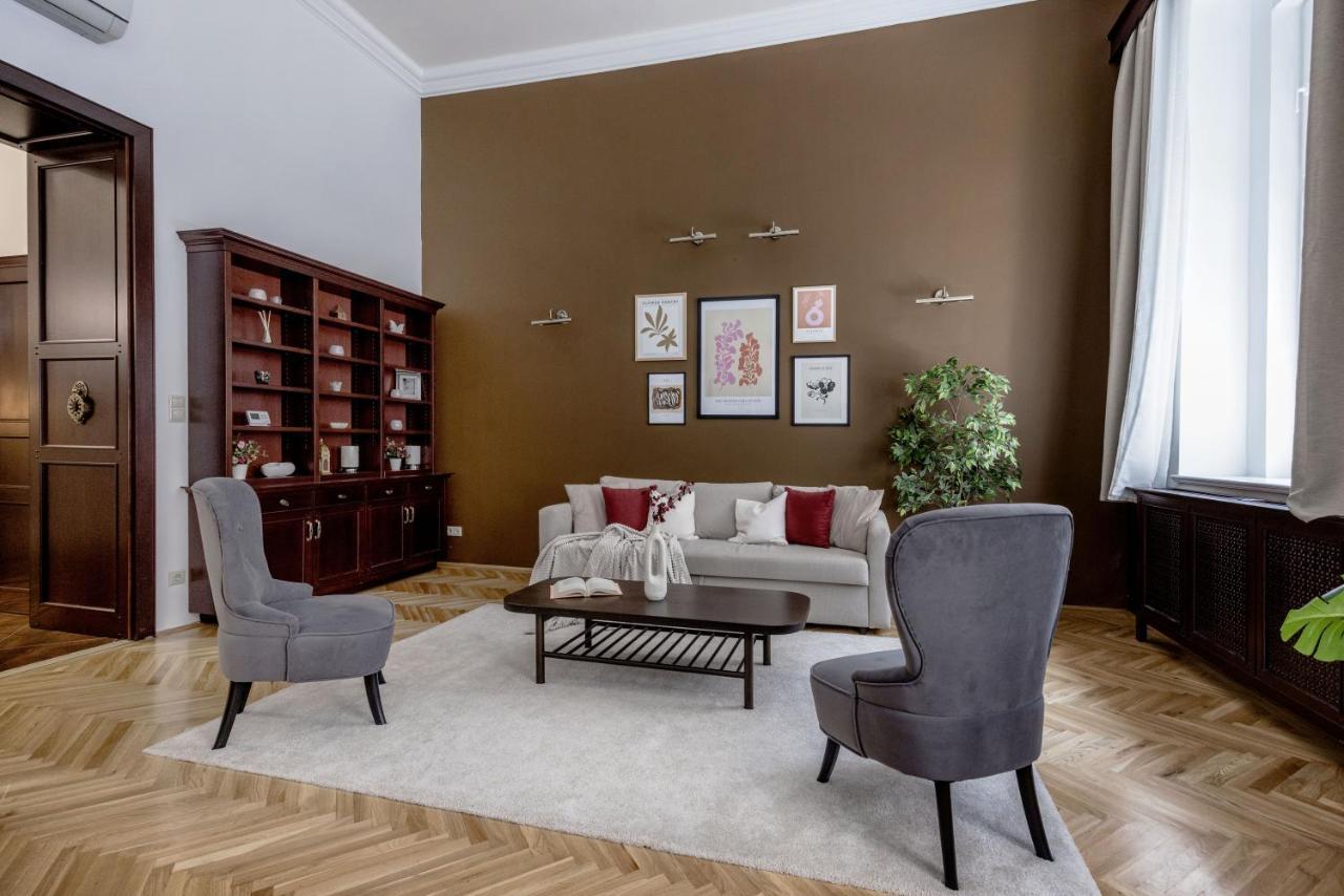 Luxe, Historic Home Downtown Landmarks 19 Century Budapest Exterior foto