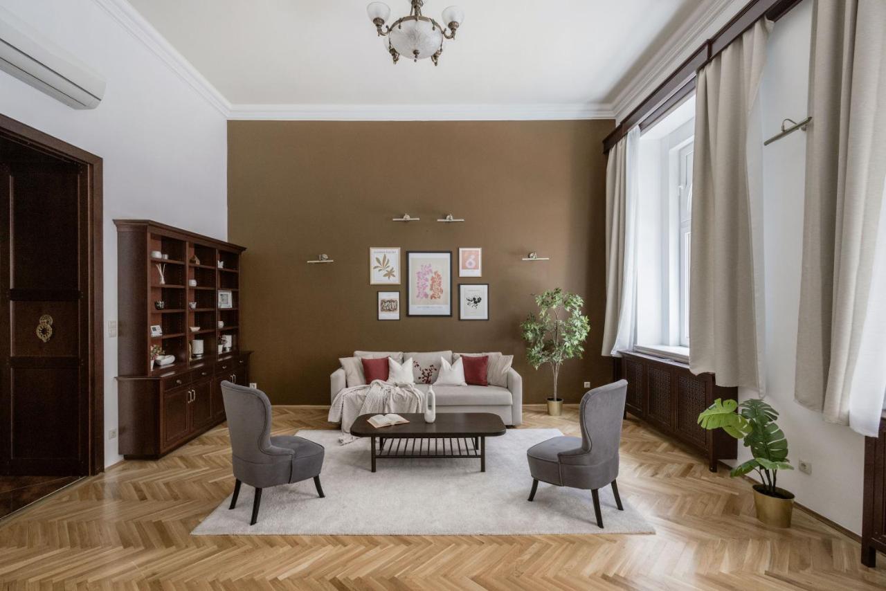 Luxe, Historic Home Downtown Landmarks 19 Century Budapest Exterior foto
